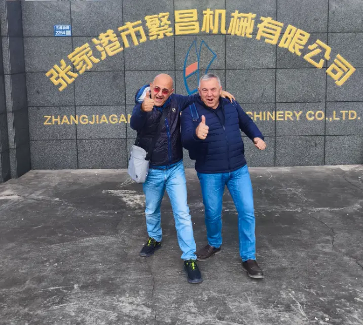 W 2025 roku włoska firma LAMPLAST SRL zakupiła od naszej firmy dwa w pełni automatyczne agregaty mieszające na zimno i gorąco SRLW-1300/5000.